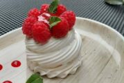 Плодови целувки с йогурт крем и малинов сос