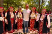 Над 30 певчески групи, състави и самодейци на различна възраст събра Фестивалът за автентичен фолклор „Песни от извора“ в санданското с. Петрово