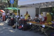 НА ПАЗАР В САНДАНСКИ: Чушки от 1.50 до 2.50 и домати от 1.00 до 3.00 евро купуват клиентите за зимнина, кочан царевица по 0.60, краставици по 0.90, предлагаха се и праскови по 1.50 евро, боровинки по 8 евро изкушаваха купувачите