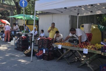 НА ПАЗАР В САНДАНСКИ: Чушки от 1.50 до 2.50 и домати от 1.00 до 3.00 евро купуват клиентите за зимнина, кочан царевица по 0.60, краставици по 0.90, предлагаха се и праскови по 1.50 евро, боровинки по 8 евро изкушаваха купувачите