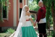 Българка избра сватбена рокля в цветовете на трибагреника