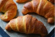 Козуначени кифли с локум
