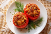 Сочни печени домати с ароматна месна плънка