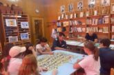 Полицай Ив. Стоянов и инспектор В. Велинов гости в библиотеката в Рила