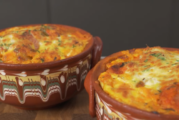 Гювечета с картофи и наденица