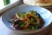 Крехки калмари с доматен сос