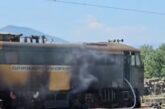 ВТОРИ ИНЦИДЕНТ ЗА 24 ЧАСА! Локомотив се запали на жп гарата в санданското с. Дамяница, версията за възпламенена електрическа батерия