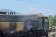 ВТОРИ ИНЦИДЕНТ ЗА 24 ЧАСА! Локомотив се запали на жп гарата в санданското с. Дамяница, версията за възпламенена електрическа батерия