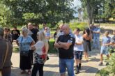 Жители на Добринище излязоха на протест заради ремонт в градския парк