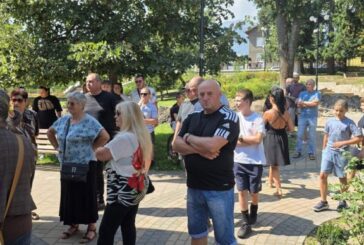 Жители на Добринище излязоха на протест заради ремонт в градския парк