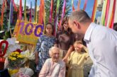 Баба Василка от Кюстендил стана на 100 години, кметът Огнян Атанасов я изненада с торта