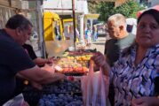На пазара в Гоце Делчев цените на плодовете и зеленчуците се сринаха: гроздето от Балдево се предлага на 1,80 евро, чушките вървят между 1,50 и 1,70 евро за кг, розовите домати държат цена от около 2 евро, смокини се намират за 2.50 евро, зелето по 1 евро