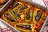 Пълнени чушки с извара и котидж сирене в доматен сос