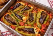 Пълнени чушки с извара и котидж сирене в доматен сос