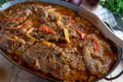 Крехък свински врат с чушки и лук на фурна