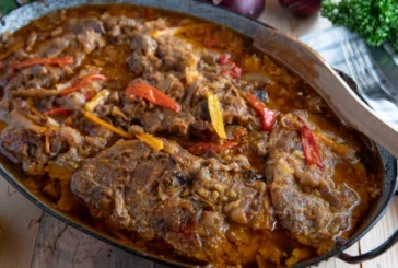 Крехък свински врат с чушки и лук на фурна