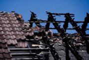 ОГНЕН УЖАС! Пожар изпепели покрив на къща в сатовчанското с. Долен