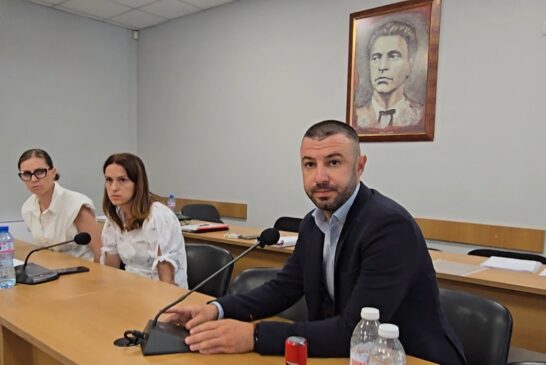 Със скандали, процедурни хватки и анулиран първи вот с 15 гласа избраха Ивелин Терзийски за председател на ОбС - Сандански