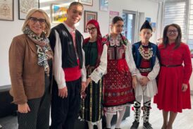Деветокласници от СУ „Братя Петър и Иван Каназиреви“ представиха автентични народни носии и ястия от родния край 