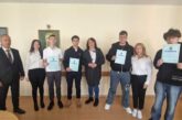 Ръководството на ОДМВР-Благоевград награди четирима младежи, намерили 1000 евро, разпилени по ул. 
