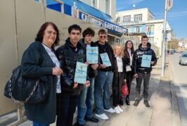 ДОБРИЯТ ПРИМЕР! Четирима благоевградски ученици намериха и върнаха голяма сума пари, директорът на ОД на МВР ги награди (ОБНОВЕНО)