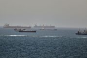 Танкер за суров петрол е бил ударен от снаряд край бреговете на Оман