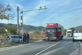 Катастрофа край тол камерата при Симитли прати двама мъже в болница
