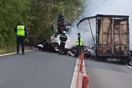 Камион с хартия се запали и блокира за 8 часа Кресненското дефиле