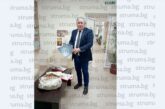 Директорът на благоевградското 3 ОУ почерпи експертите от РУО за пенсионирането си, връчи им благодарствено писмо за съвместната работа