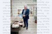 Директорът на благоевградското 3 ОУ почерпи експертите от РУО за пенсионирането си, връчи им благодарствено писмо за съвместната работа