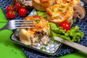 Мини пайове с пилешко месо и гъби