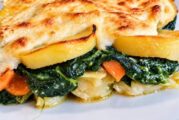 Постна запеканка с картофи, спанак и веган сирене