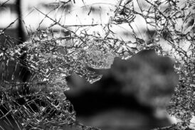 Полицията в Перник издирва извършители на потрошени стъкла на фирма