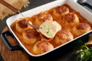 Пилешки кюфтенца с карфиол в нежен сметанов сос