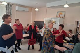 С песни, стихове и танци отбелязаха празника си в Дома за стари хора в Гоце Делчев