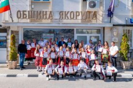 С ЛЮБОВ КЪМ КОРЕНА! Малките пазители на фолклора от Якоруда, покорили сцената в с. Баня, се завърнаха, обсипани с призови места и отличия