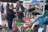 С КАЛКУЛАТОР МЕЖДУ СЕРГИИТЕ! Доматите и краставиците от парници поскъпнаха на пазара в Гоце Делчев, корнишоните вече достигат 2 евро за килограм, цената на ябълките варира между 1,20 и 1,60 евро