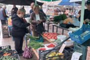 С КАЛКУЛАТОР МЕЖДУ СЕРГИИТЕ! Доматите и краставиците от парници поскъпнаха на пазара в Гоце Делчев, корнишоните вече достигат 2 евро за килограм, цената на ябълките варира между 1,20 и 1,60 евро